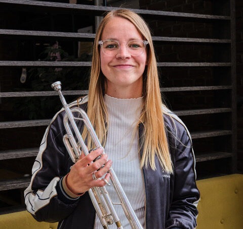 Anne-Marie met trompet